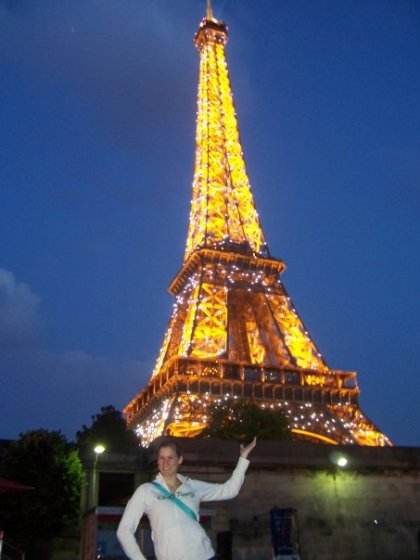 a picture of Maria, Tulum Volunteer, standing in front of the Eiffel Tower!